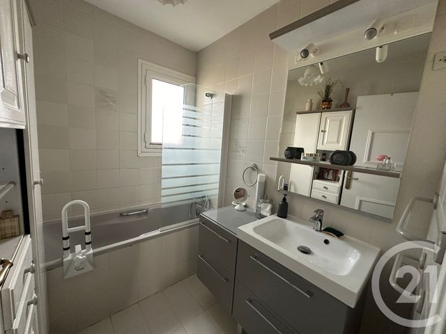 Appartement T4 à vendre - 4 pièces - 96.0 m2 - LA ROCHE SUR YON - 85 - PAYS-DE-LOIRE - Century 21 Accort'Immo